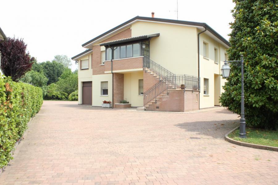 Bella villa (12 vani - 400 m²) a FERRARA (FE)