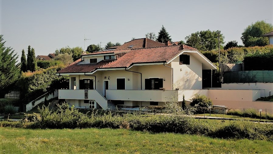 Very nice villa (14 rooms - 300 sqm) in PECETTO TORINESE