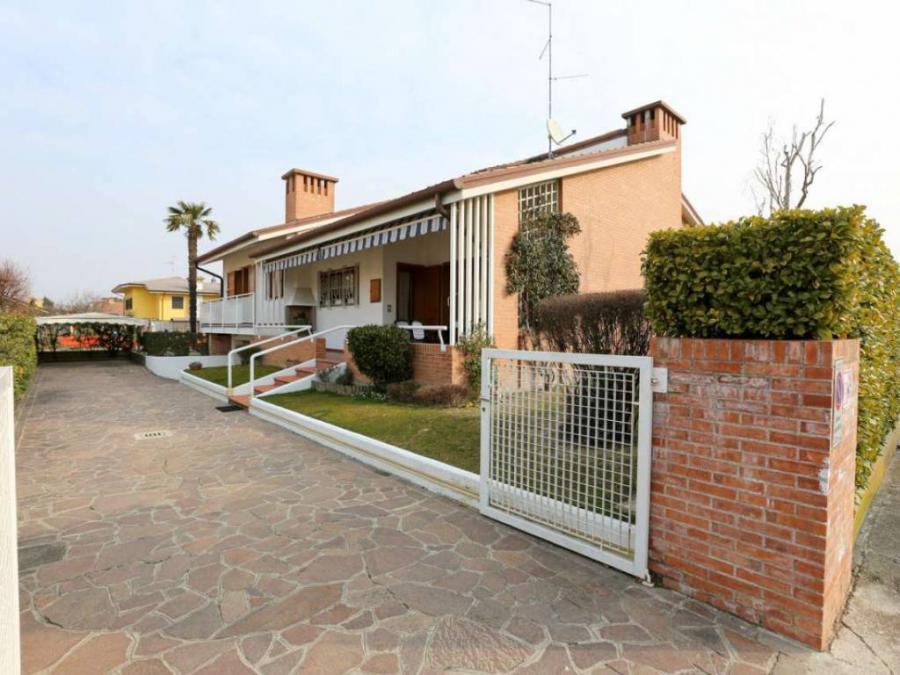 Very nice contemporary house (5 rooms - 350 sqm) in RIVAROTTA DI TEOR 